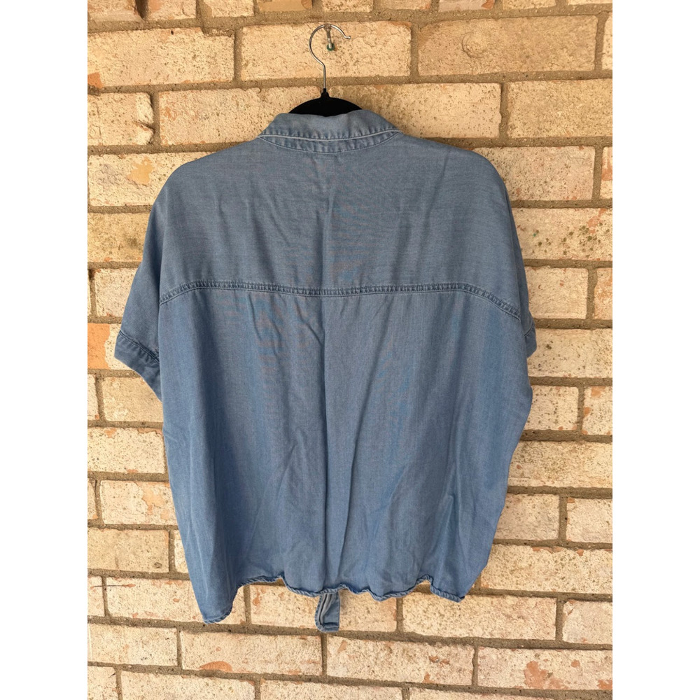 Beach Lunch Lounge Women’s Blue Denim Knot Front Short Sleeve Blouse Size Large - Picture 2 of 4